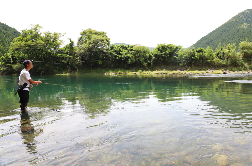 大内山川でアユルアーをするデュオの萩原トオルさん