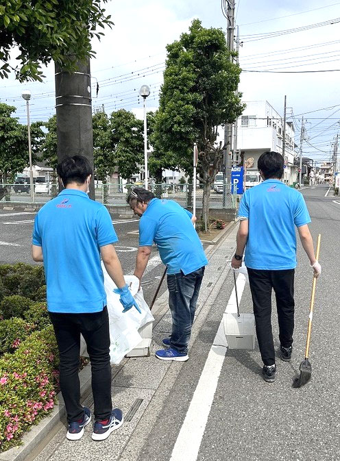 キャスティングの店舗近隣清掃の様子