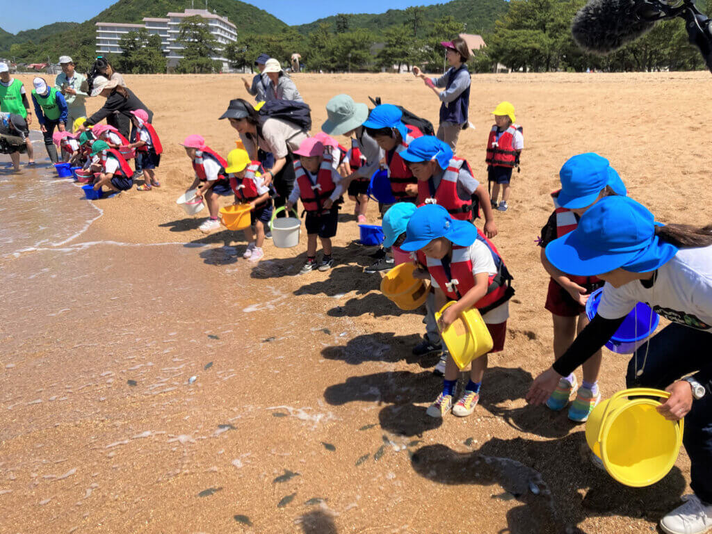 日本釣振興会岡山県支部のヒラメ放流の様子