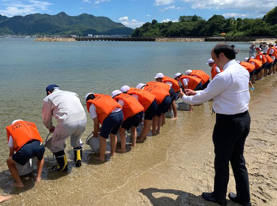 日本釣振興会広島県支部の放流の様子