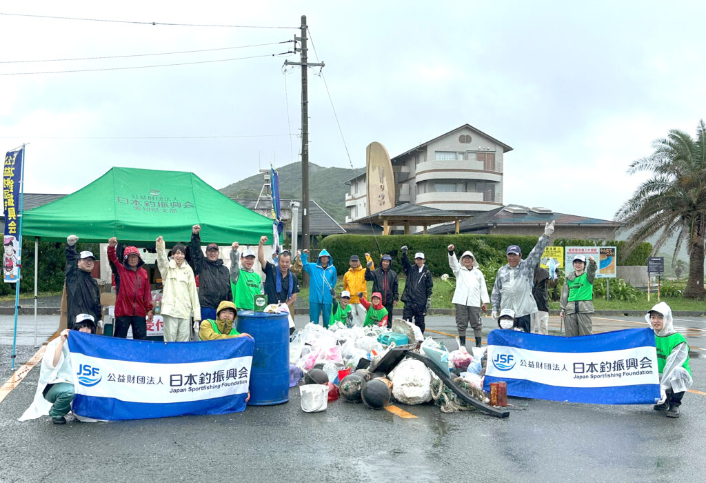 日本釣振興会愛知県支部の伊良湖岬でのビーチクリーンの集合写真