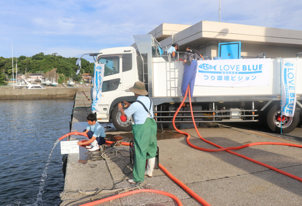 LOVE BLUE事業のマダイ放流の様子