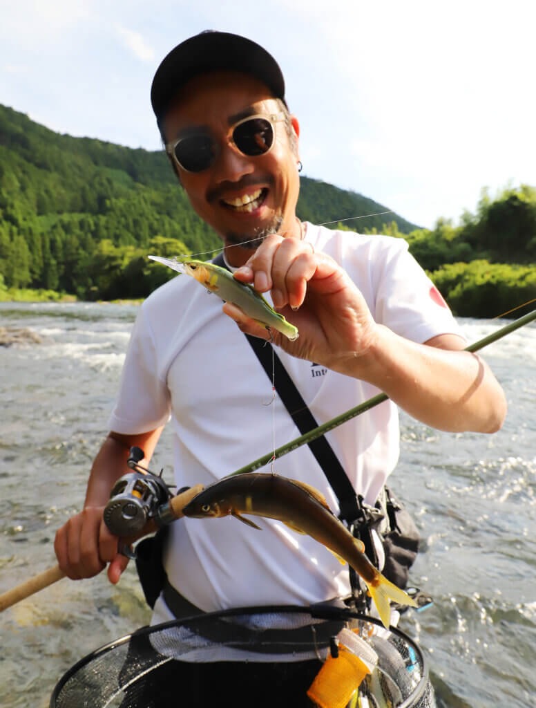 大内山川で良型のアユを釣った萩原トオルさん