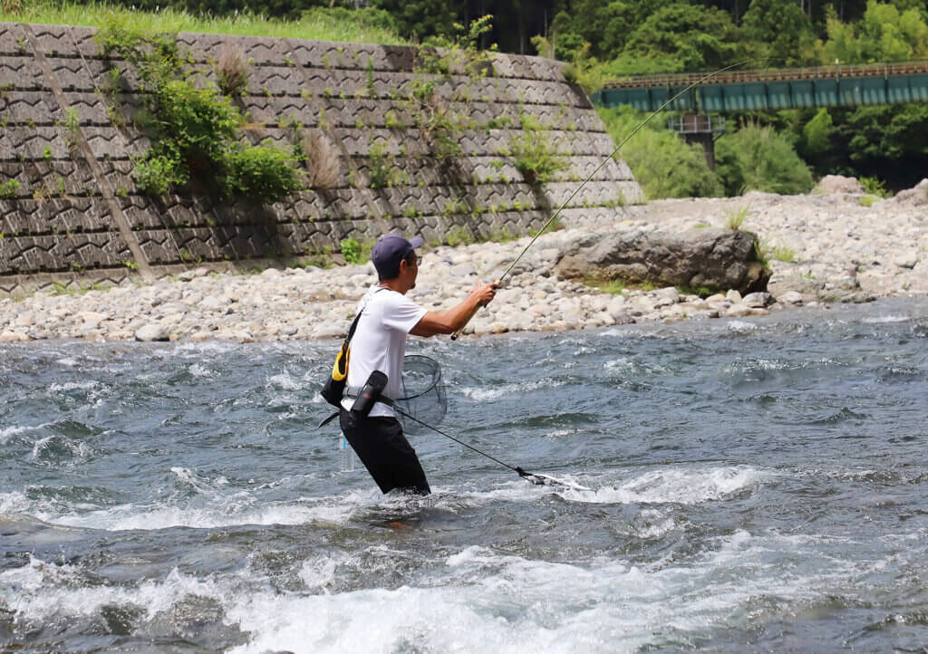 萩原トオルさんが大内山川でアユルアーをしている写真