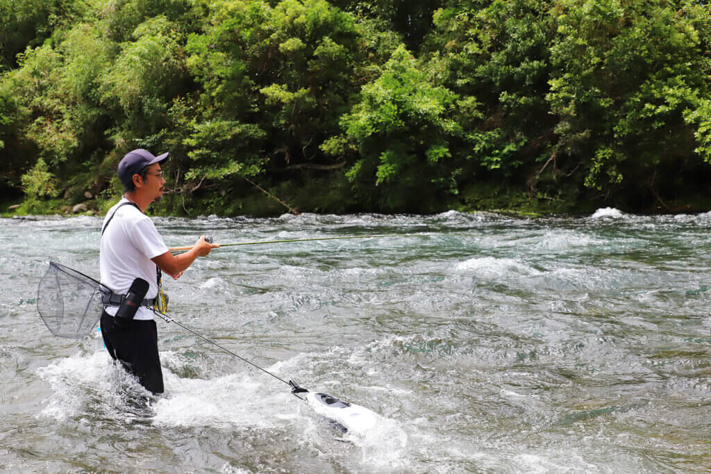 萩原トオルさんが大内山川でアユルアーをしている写真