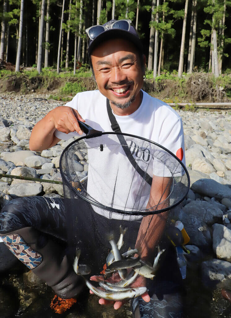 萩原トオルさんが大内山川でアユルアーをしている写真