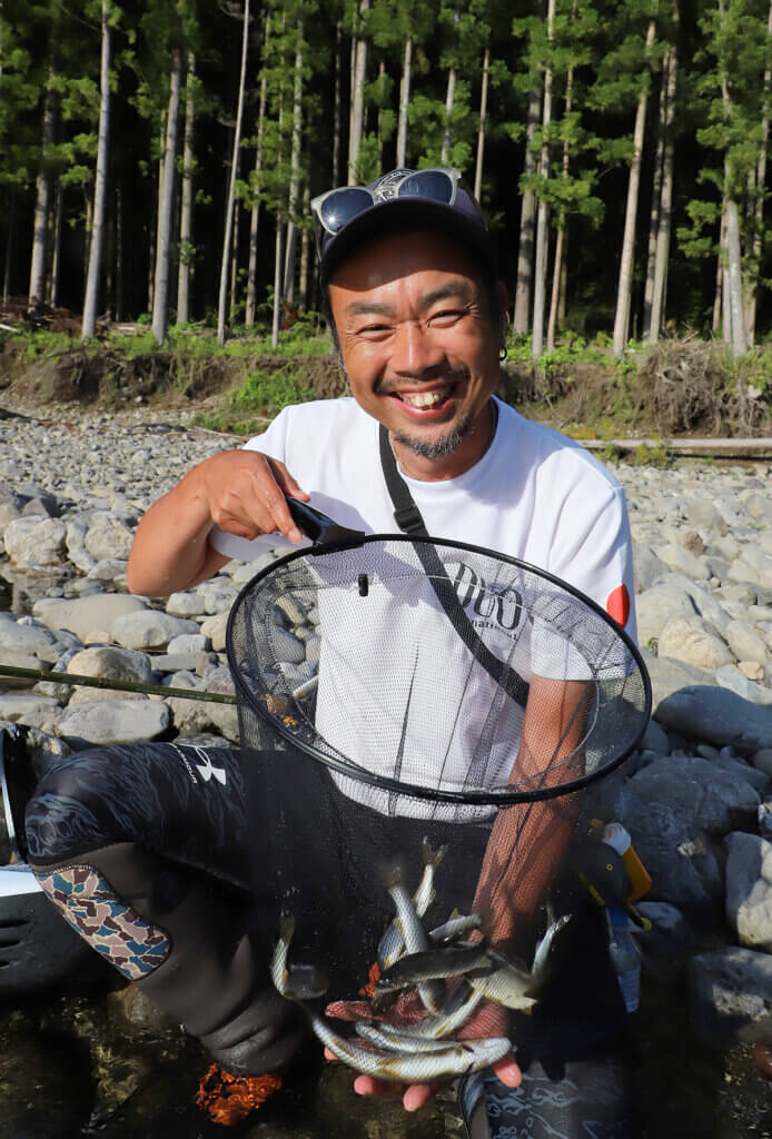 大内山川でアユルアーを楽しんだデュオの萩原トオルさん