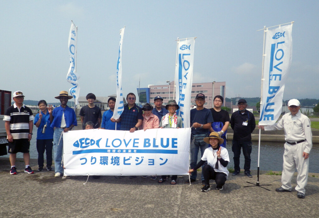 LOVE BLUE事業の秋田県での放流の集合写真