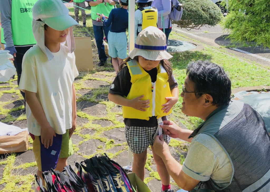 ライフジャケットを着用する子供