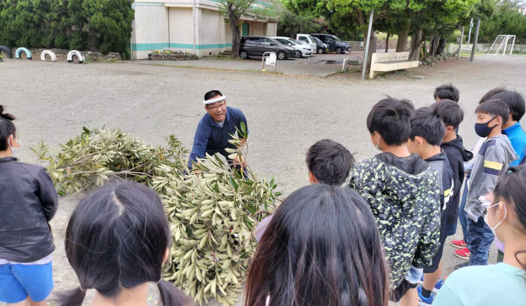 三浦市立名向小学校のフィールドワークの様子