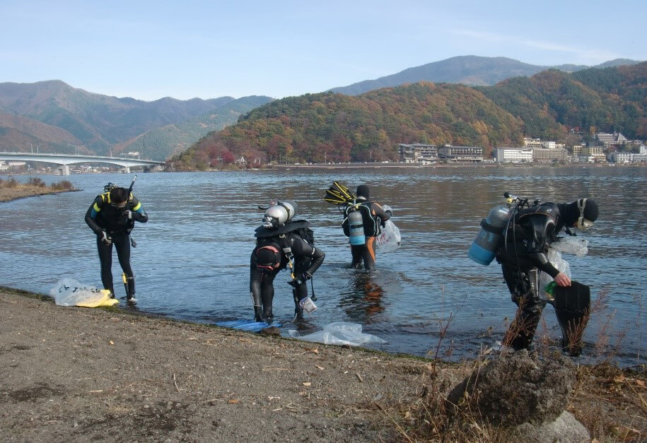 JEFの水中清掃の様子