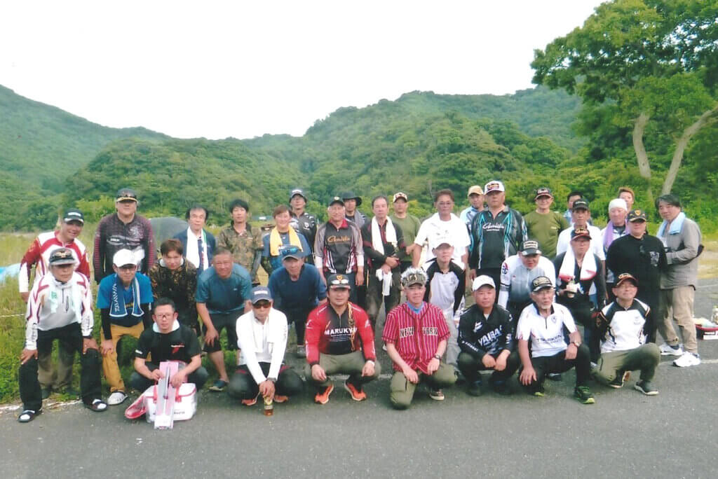 「延岡磯研」の今年のチャリティー釣り大会の集合写真