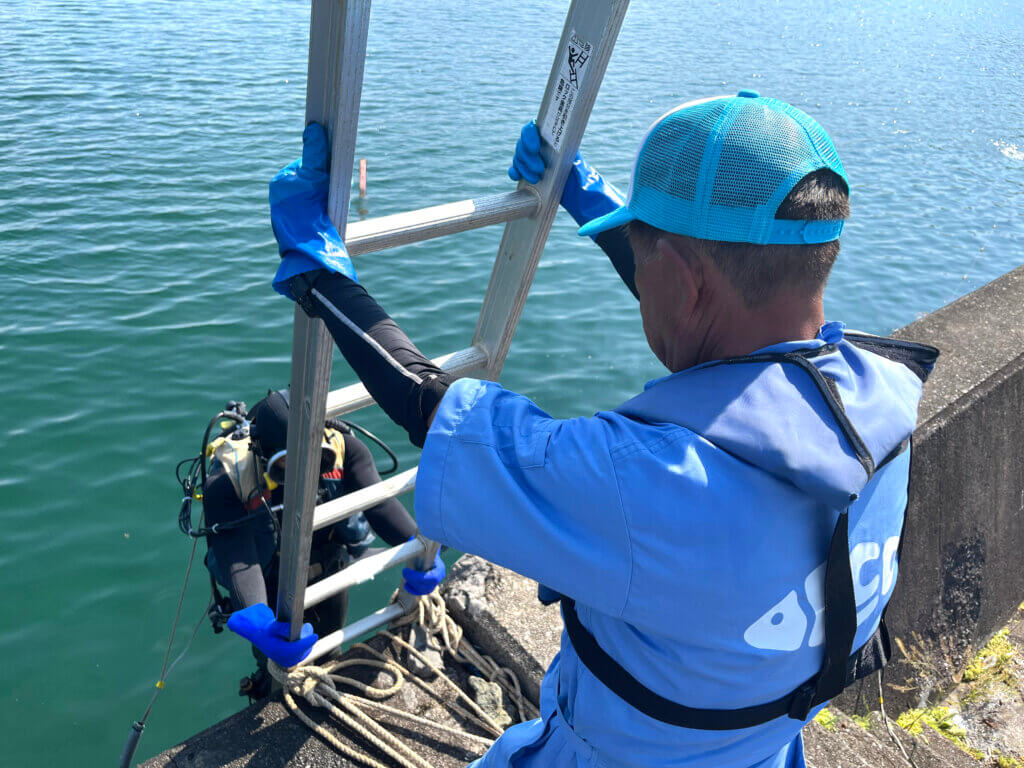 三重県の奈屋浦漁港でのLOVE BLUE事業の水中清掃の様子