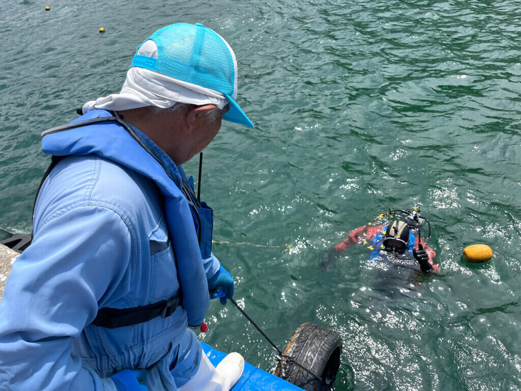 山形県堅苔沢漁港でのLOVE BLUE事業の水中清掃の様子