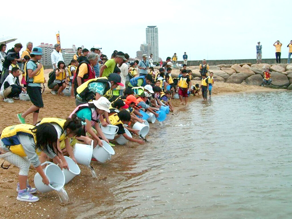 福岡少年少女釣り大会の放流の様子