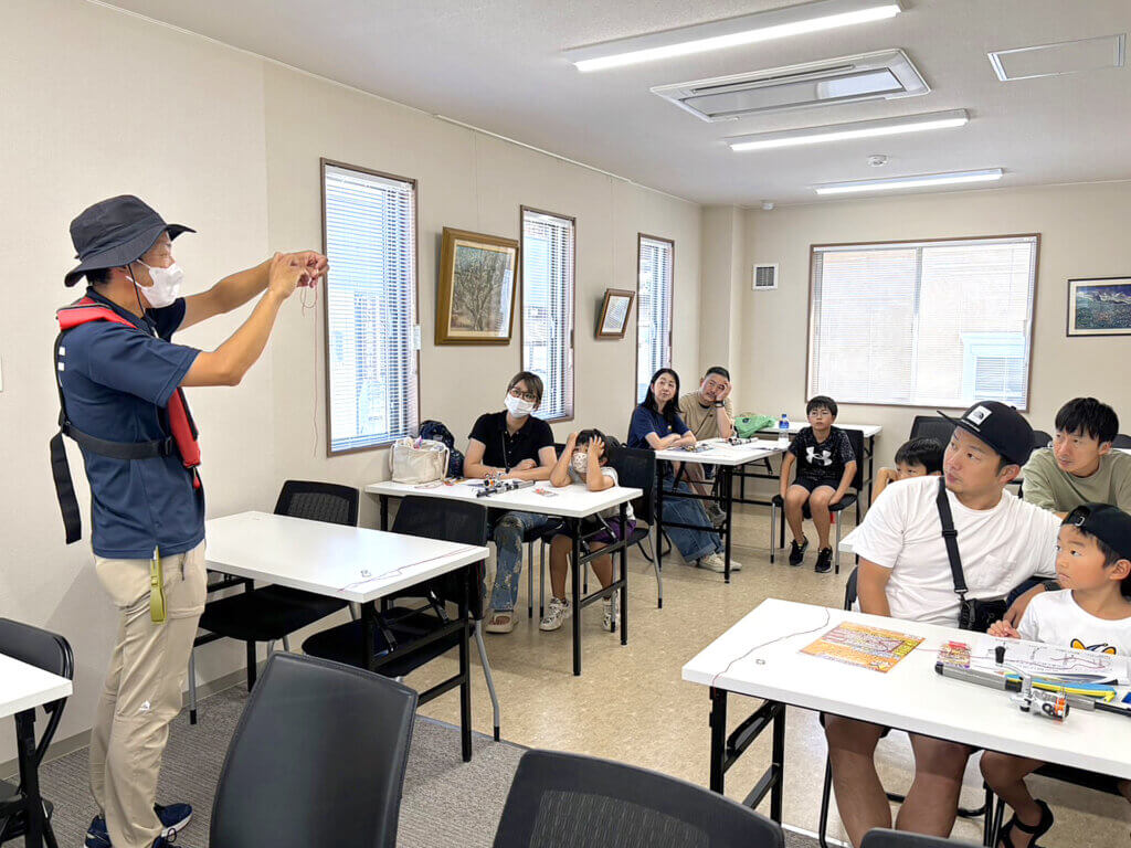 こども新聞の室内釣り教室の様子