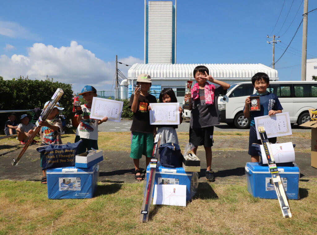 「ふれあい親子釣り教室・海釣り大会」の表彰台