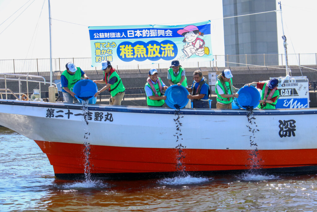 東京湾稚魚放流の様子