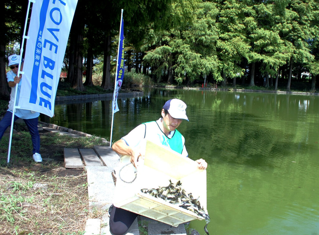 北本総合公園での放流の様子