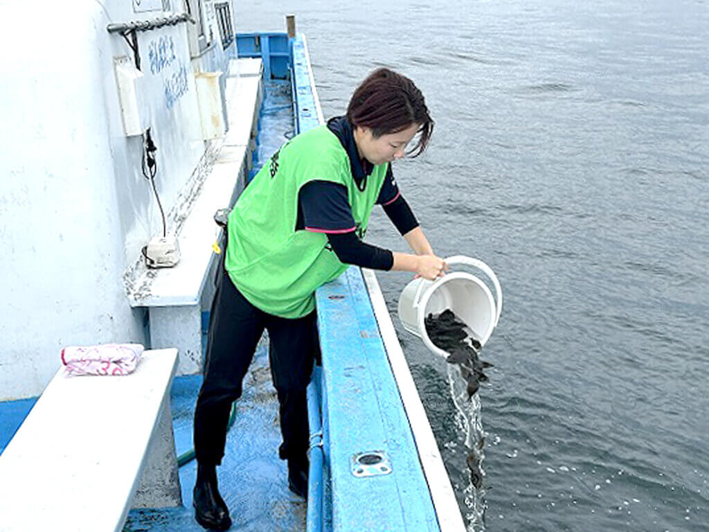 日本釣振興会による相馬港での放流の様子