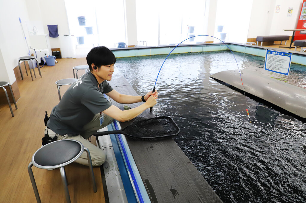 つり掘遊で魚を釣っている写真