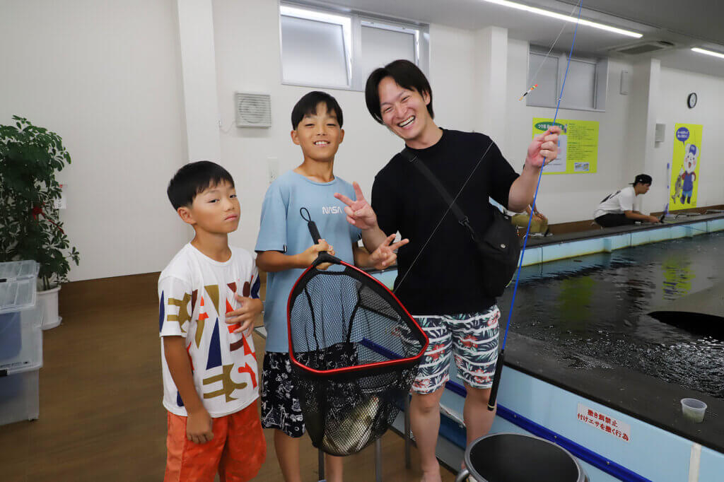 つり掘遊で釣りを楽しむ親子