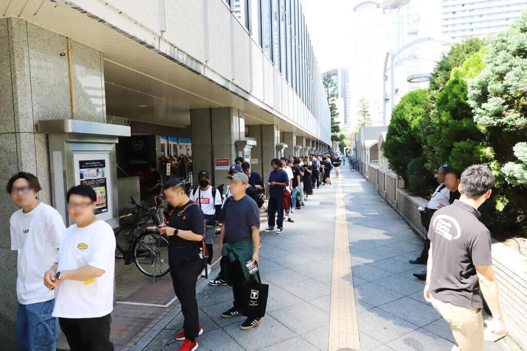 エイト梅田の入店待ちの列