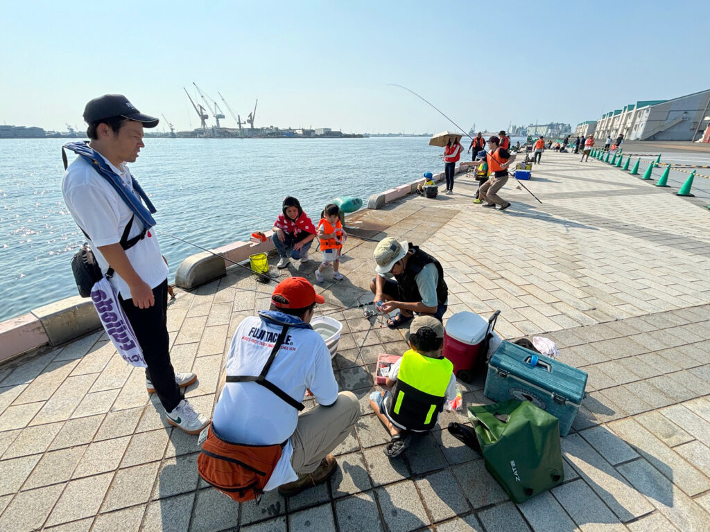 「清水港日の出埠頭『釣り開放』釣り体験教室」の様子