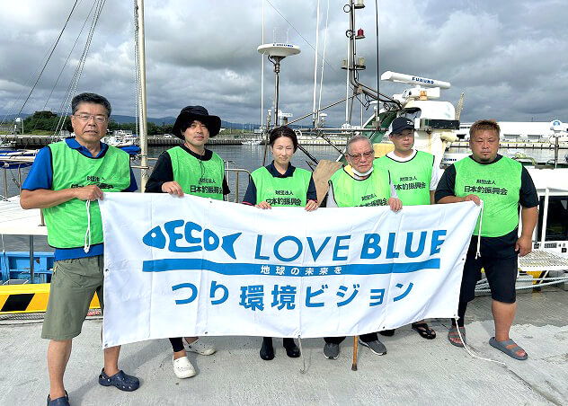 日本釣振興会による相馬港での放流の集合写真