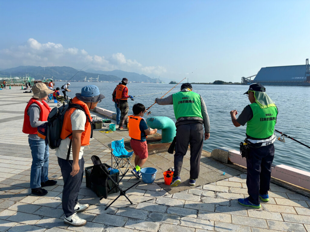 「清水港日の出埠頭『釣り開放』釣り体験教室」の様子