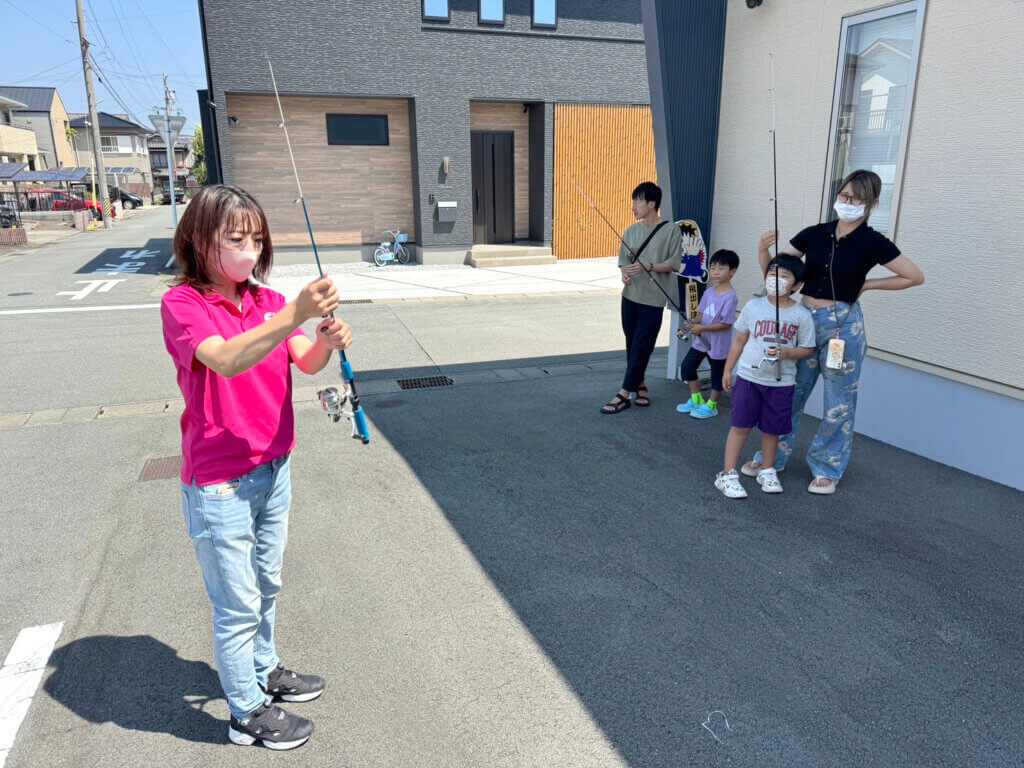 こども新聞の室内釣り教室の様子