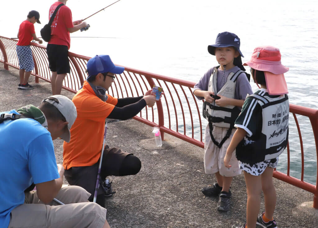 「ふれあい親子釣り教室・海釣り大会」の様子