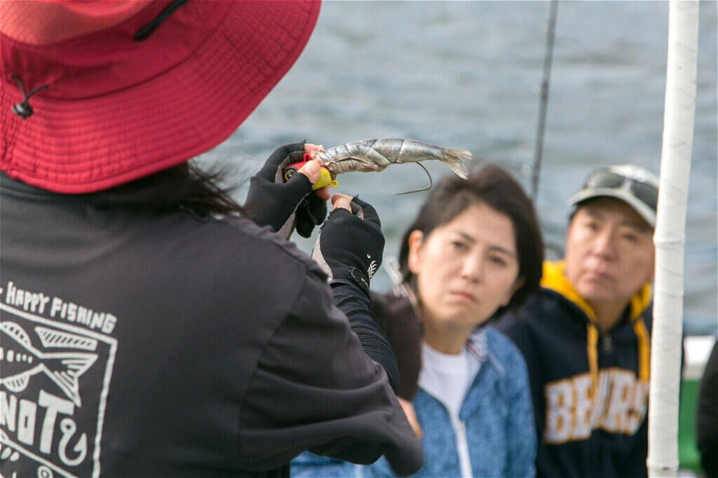 「女性だけのタチウオテンヤ大会in横須賀」のレクチャーの様子