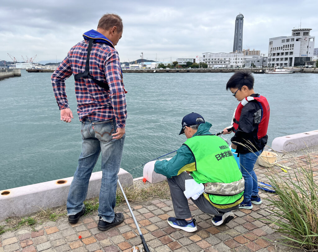 「下関ファミリー釣り体験教室」の様子