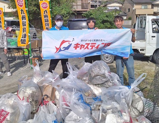 唐泊漁港の清掃に参加したスタッフ