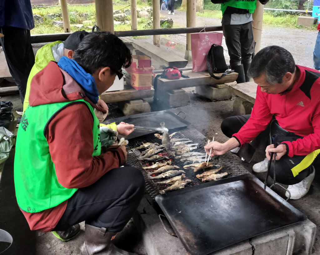 魚を調理している様子