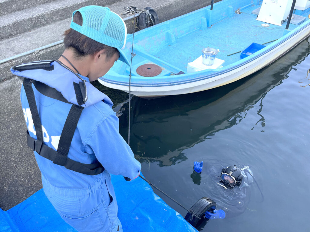 沖之島漁港の水中清掃の様子