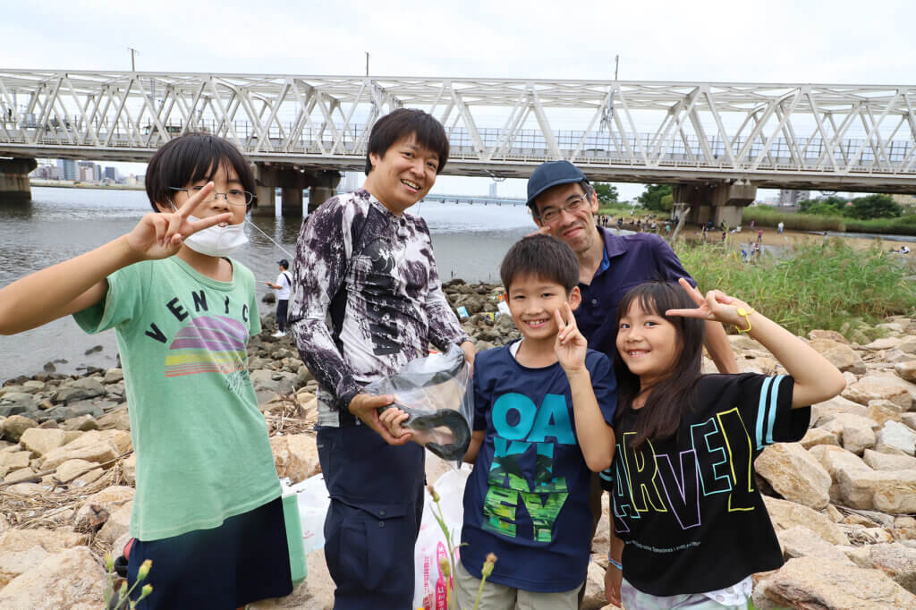 ファミリーハゼ釣り大会でウナギを釣った家族