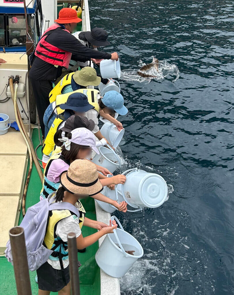 放流の様子