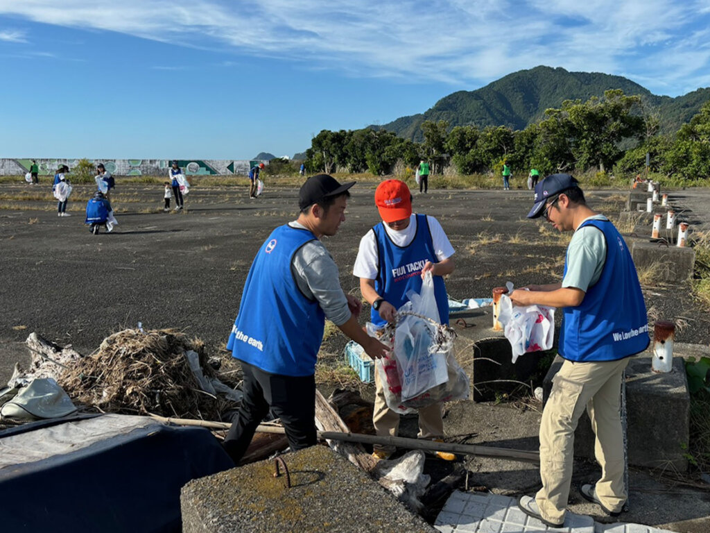 日本釣振興会静岡県支部の水辺感謝の日の清掃の様子