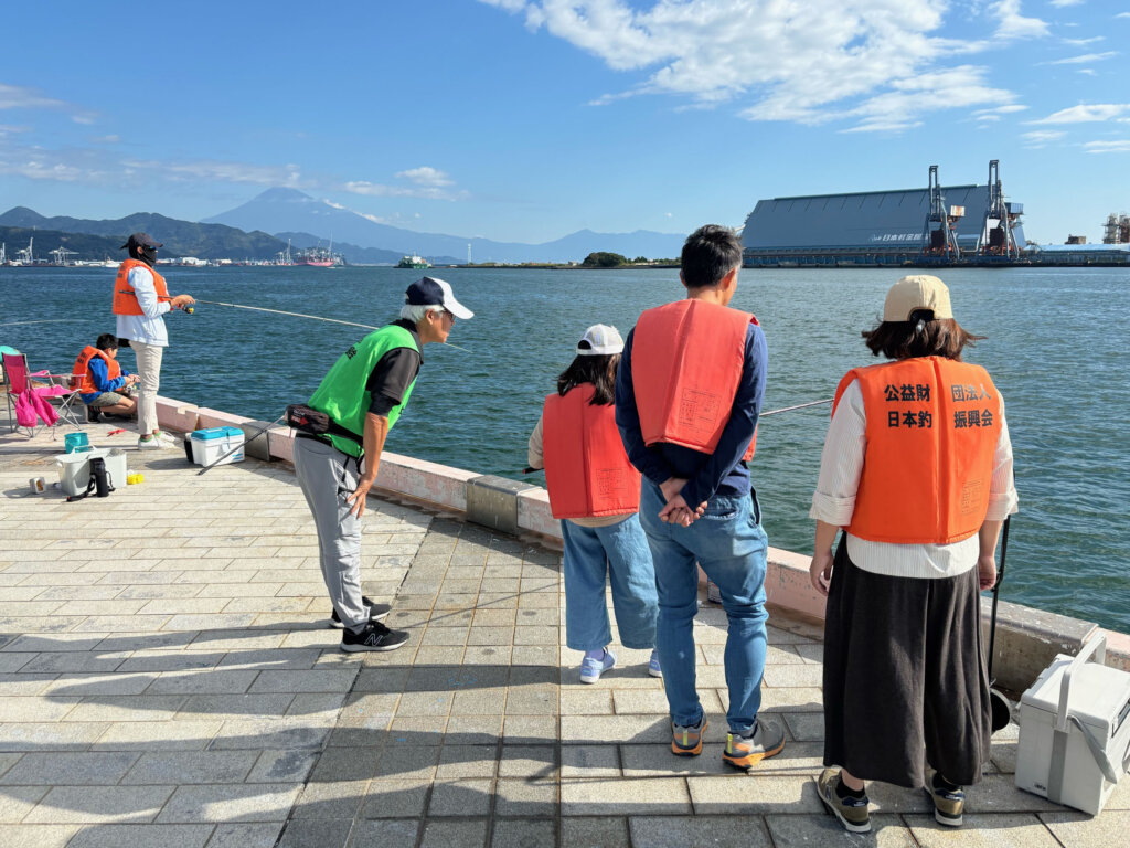 「清水港日の出埠頭『釣り開放』釣り体験教室」の様子