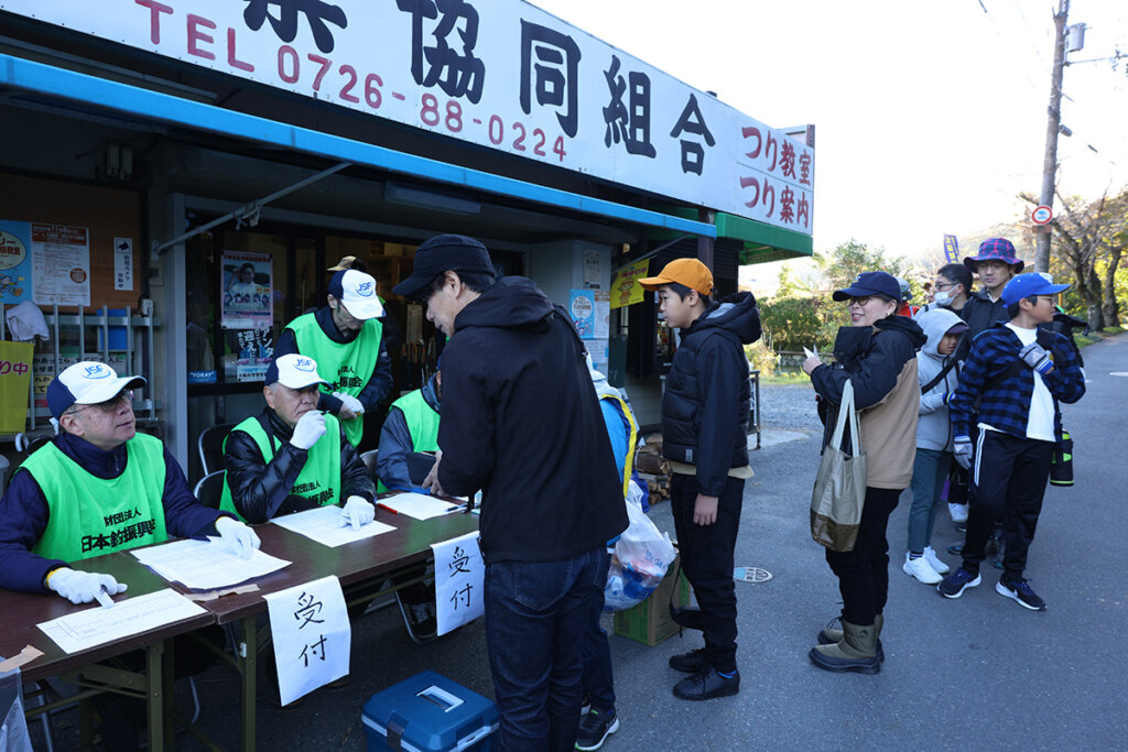 芥川マス釣り場で開催されたファミリーマス釣り体験教室の様子