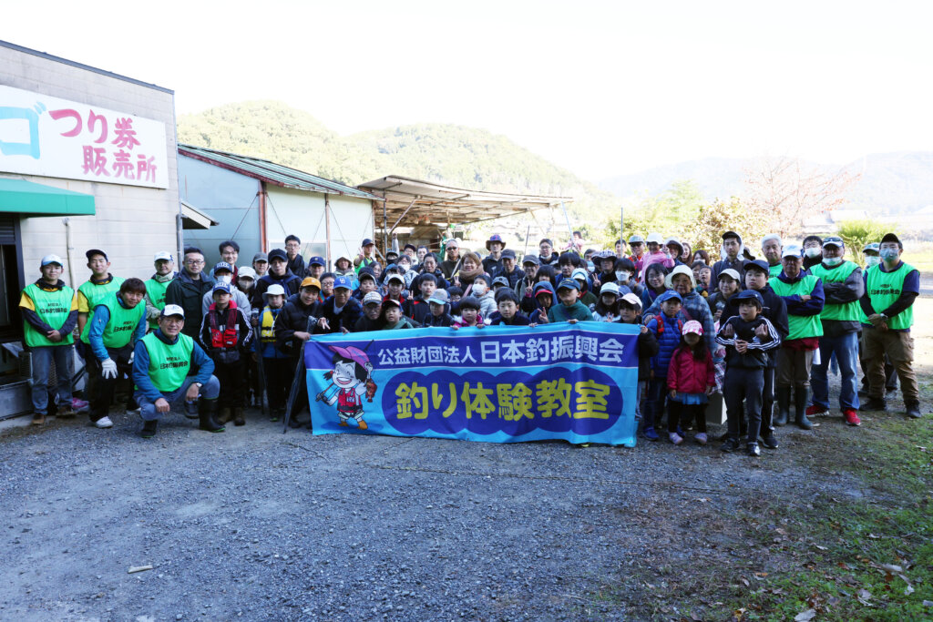 芥川マス釣り場で開催されたファミリーマス釣り体験教室の様子