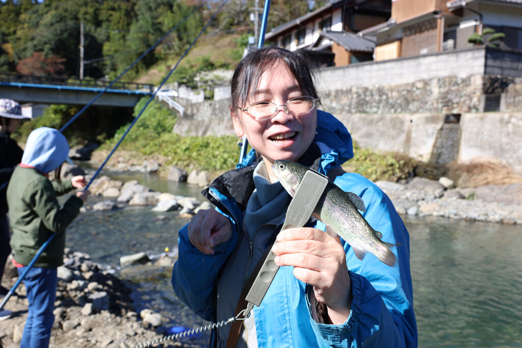 芥川マス釣り場で開催されたファミリーマス釣り体験教室の様子