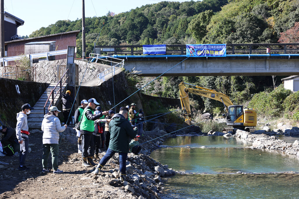 芥川マス釣り場で開催されたファミリーマス釣り体験教室の様子