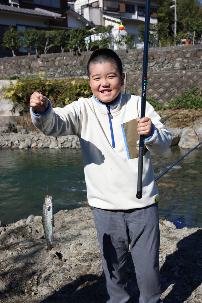 芥川マス釣り場で開催されたファミリーマス釣り体験教室の様子