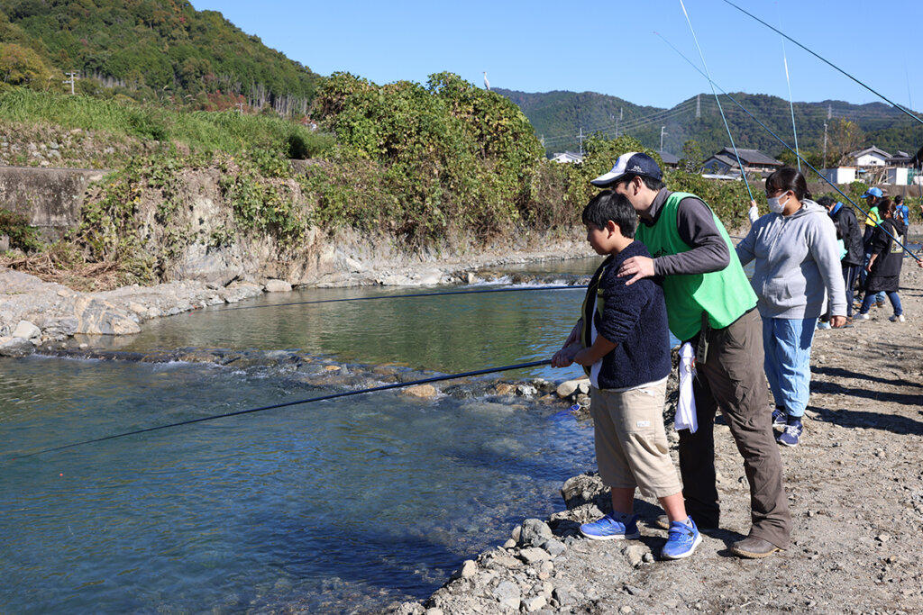 芥川マス釣り場で開催されたファミリーマス釣り体験教室の様子