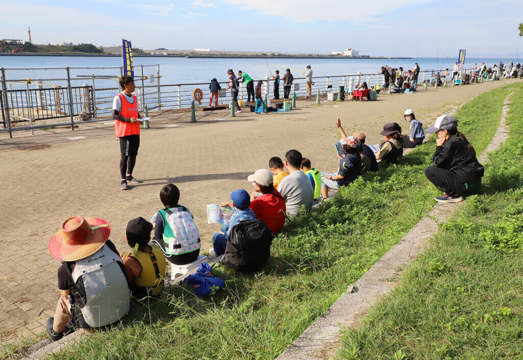 ファミリー海釣り大会の途中に行われた釣り教室の様子