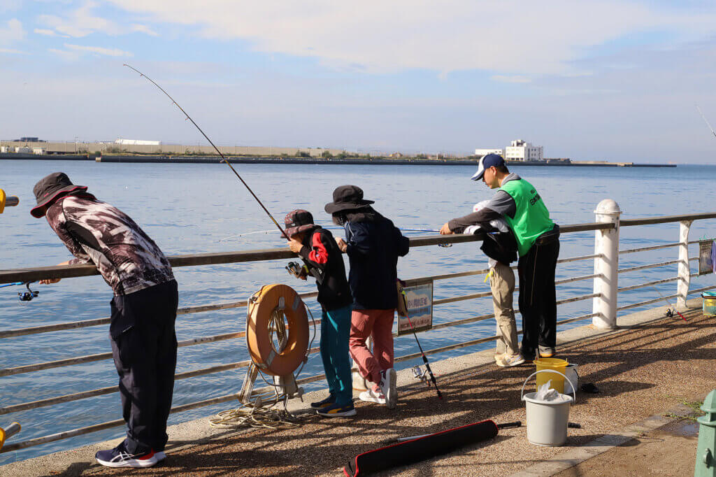 舞洲で行われたファミリー海釣り大会の様子