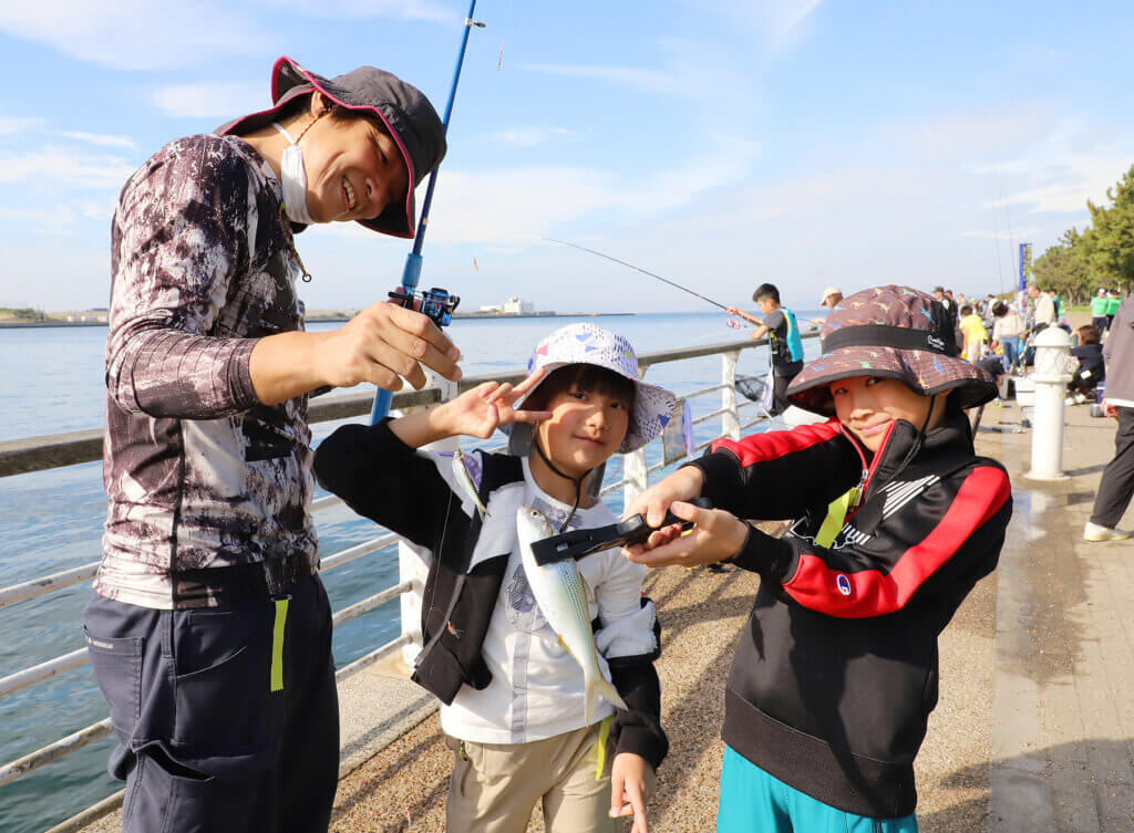 舞洲で行われたファミリー海釣り大会の参加者